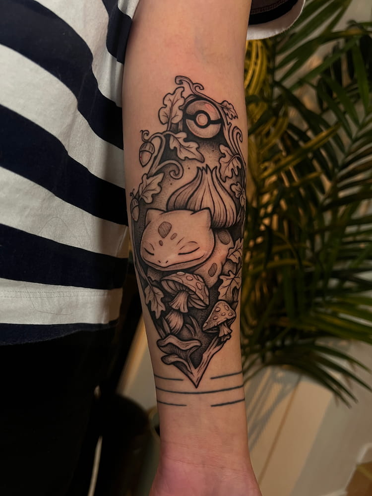 Grafisk blackwork tatuering Uppsala tatuerare